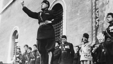 Италиански неофашисти окачиха транспарант на мост край Колизеума в Рим