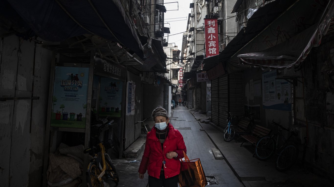 Десетки градове в Китай, сред които и Ухан, в нов локдаун заради политиката за нулев COVID на Си