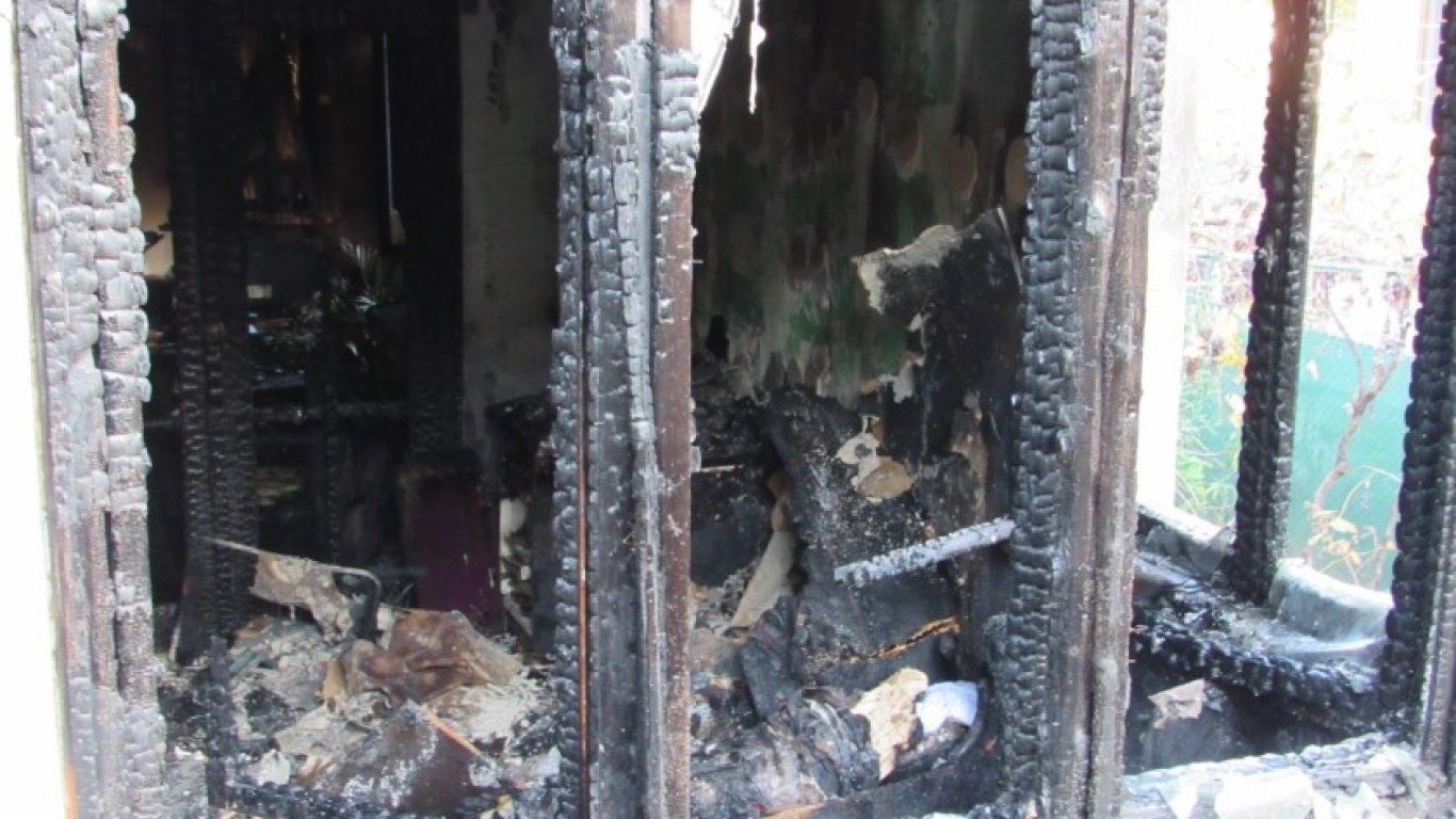 Свещ подпали къща в Русе, пострада 17-годишно момиче (видео)