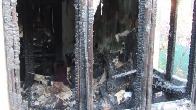 Свещ подпали къща в Русе, пострада 17-годишно момиче (видео)