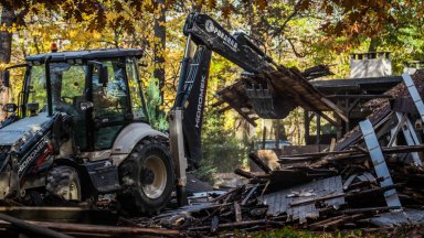 Днес започна принудителното премахване на незаконните постройки на заведението Веселото