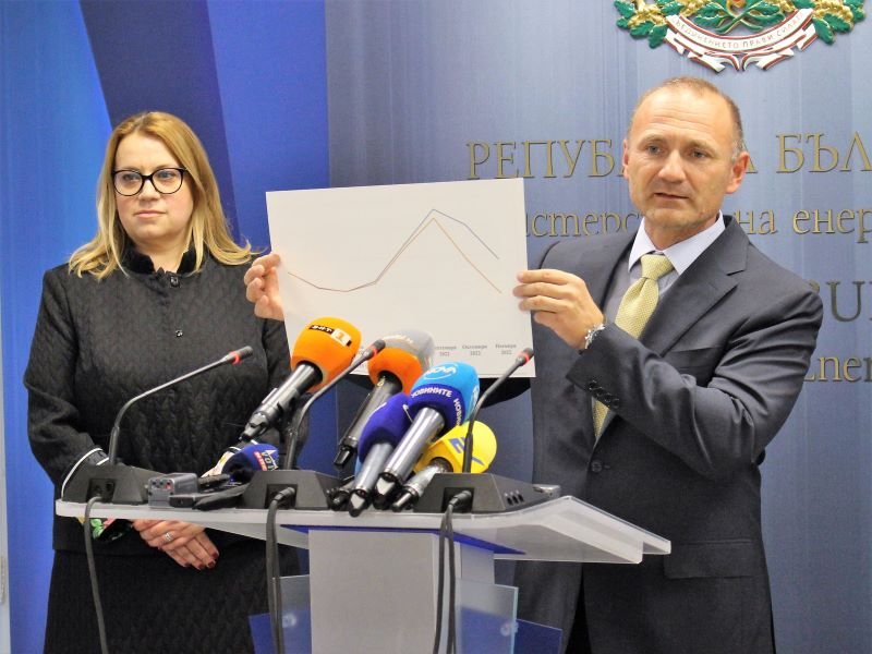Изпълнителният директор на "Булгаргаз" Деница Златева и служебният министър на енергетиката Росен Христов