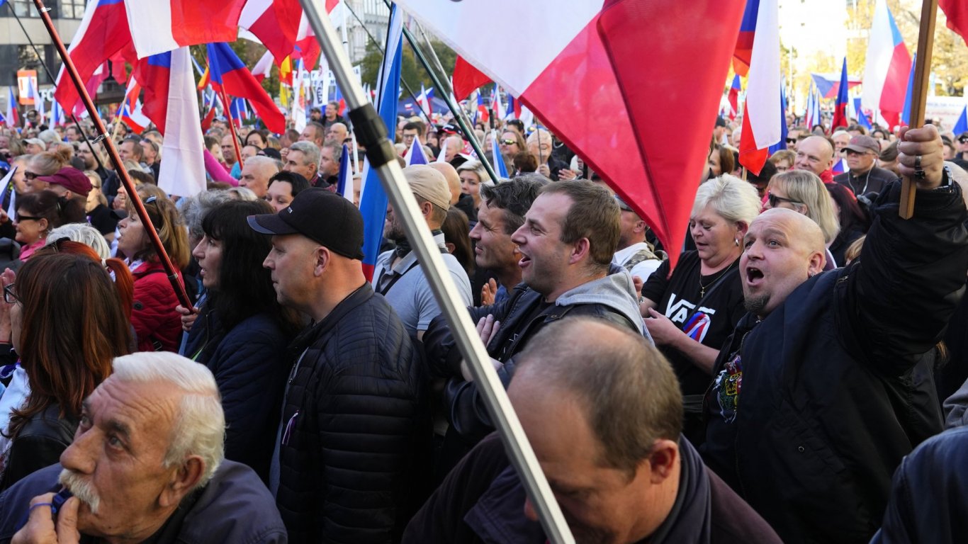 Хиляди чехи се вдигнаха на протест - искат ново правителство и преки преговори за газа с Русия