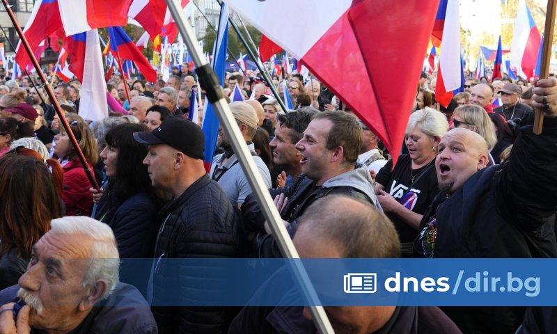 Хиляди хора протестираха днес в Прага с искане за оставка
