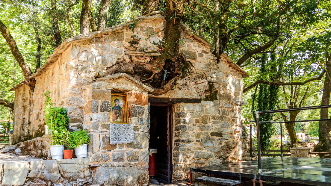 Върху малък параклис в Гърция растат 17 дървета, но корените им не се виждат никъде