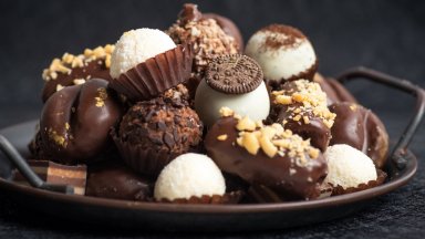 Смелчаци опитаха шоколадови бонбони с най-лютата чушка в света на изложение в Париж
