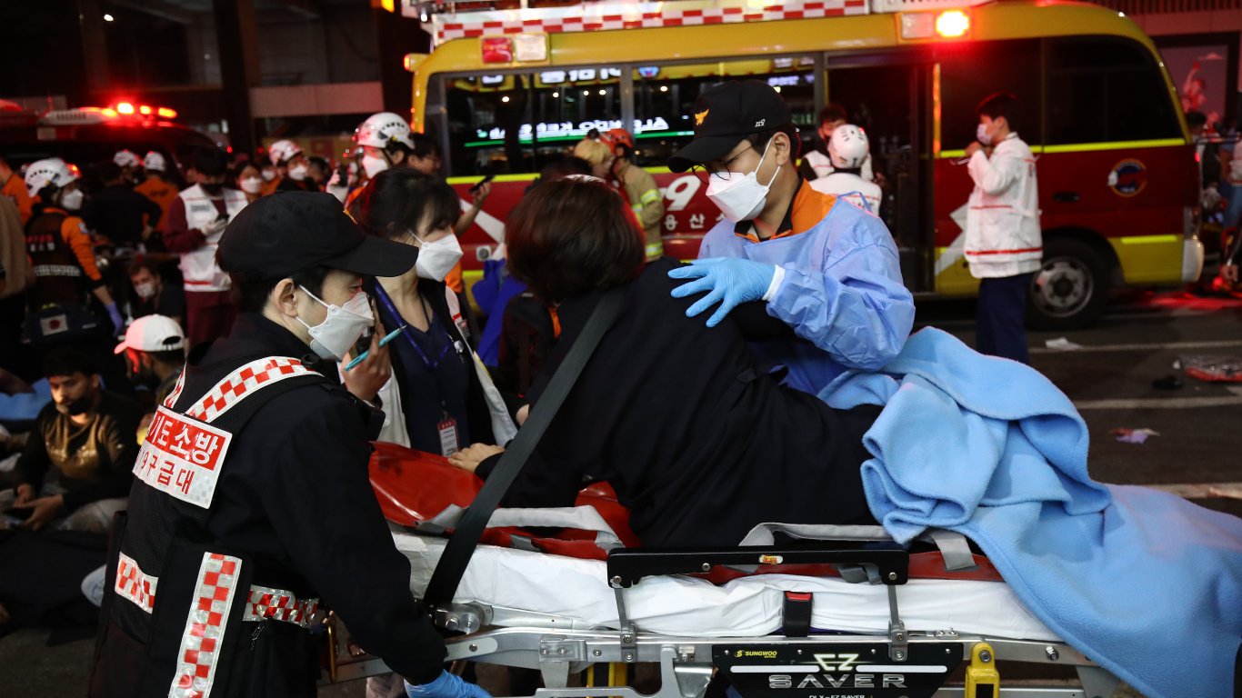 Шествие за Хелоуин в Сеул се превърна в реален ужас: Десетки стъпкани и задушени (снимки/видео)