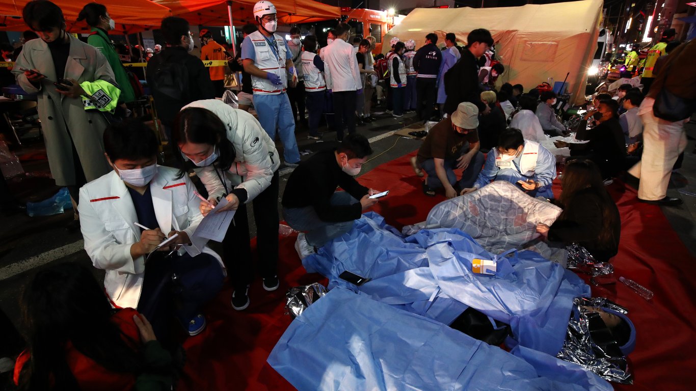 Най-малко 120 жертви и над 150 ранени в Сеул при шествието за Хелоуин (видео/снимки)