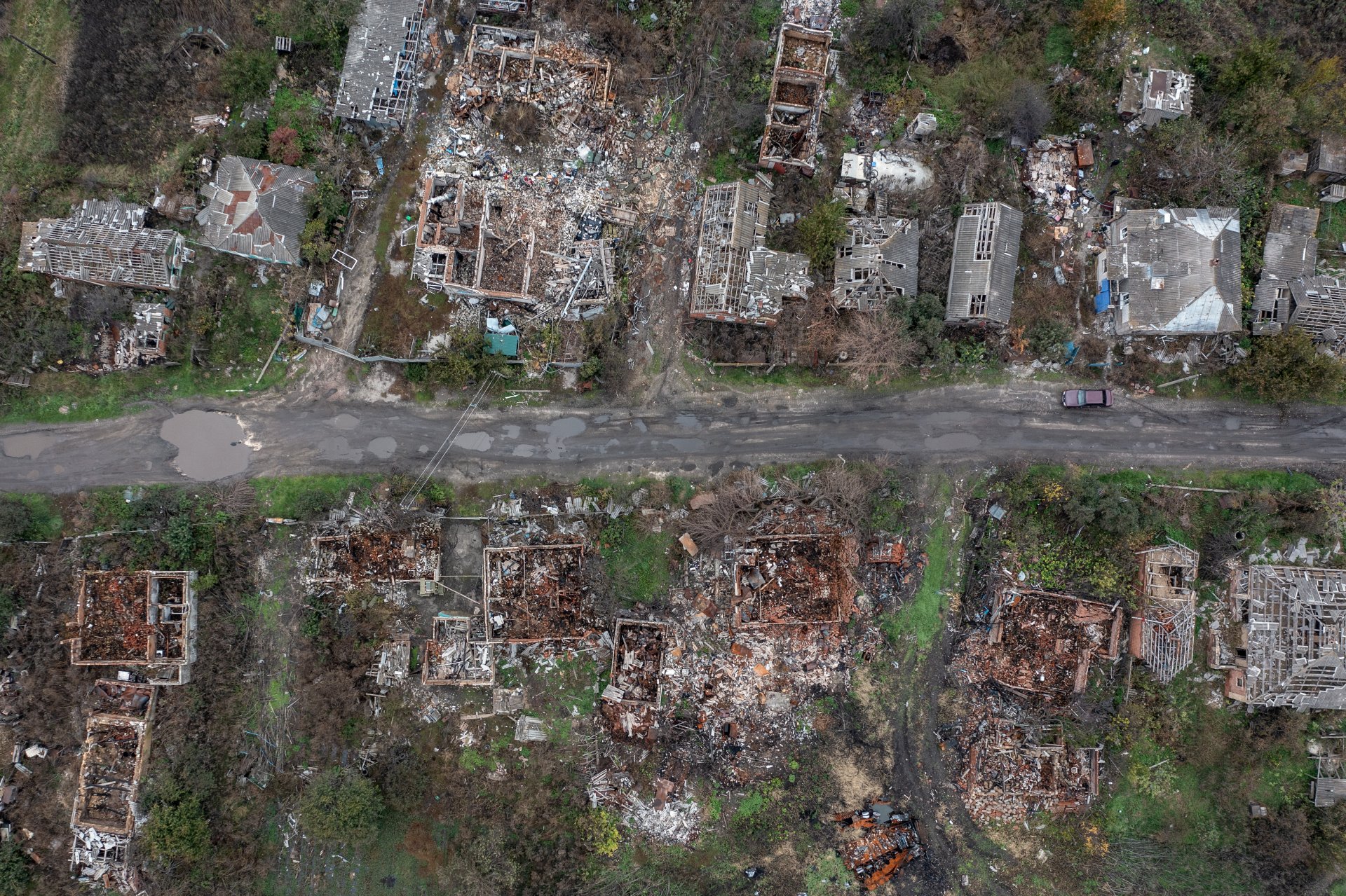 Поглед към разрушени сгради в Украйна