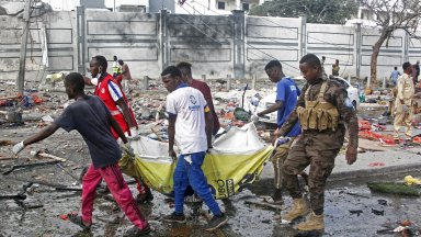 Най малко 100 души са загинали а 300 са били ранени