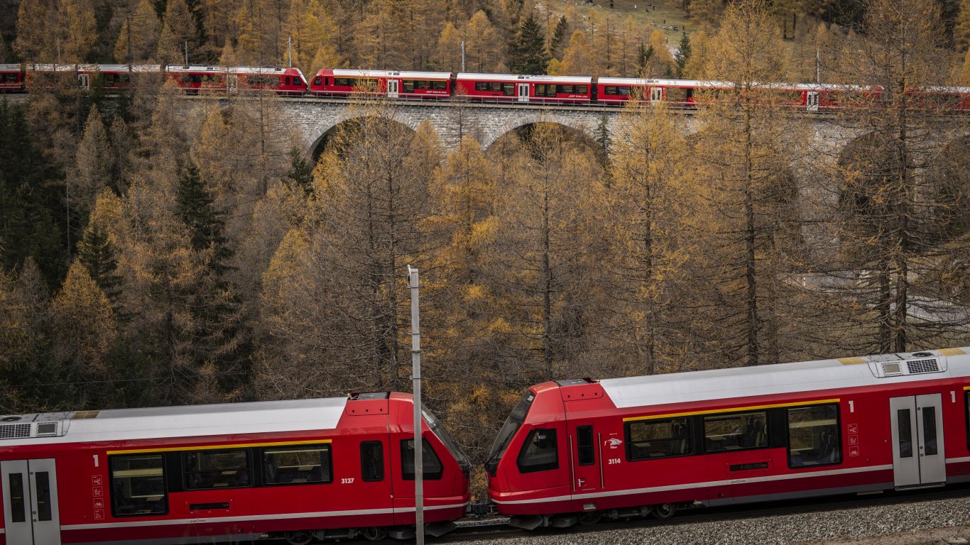 Влак със 100 вагона премина по едно от най-зрелищните трасета в Алпите (видео)