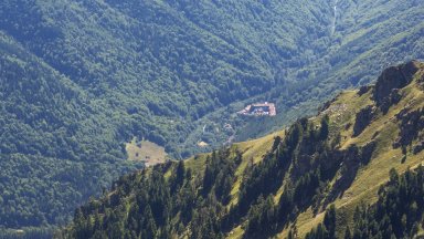 Ограничен е пожарът в Рила планина но остава под наблюдение