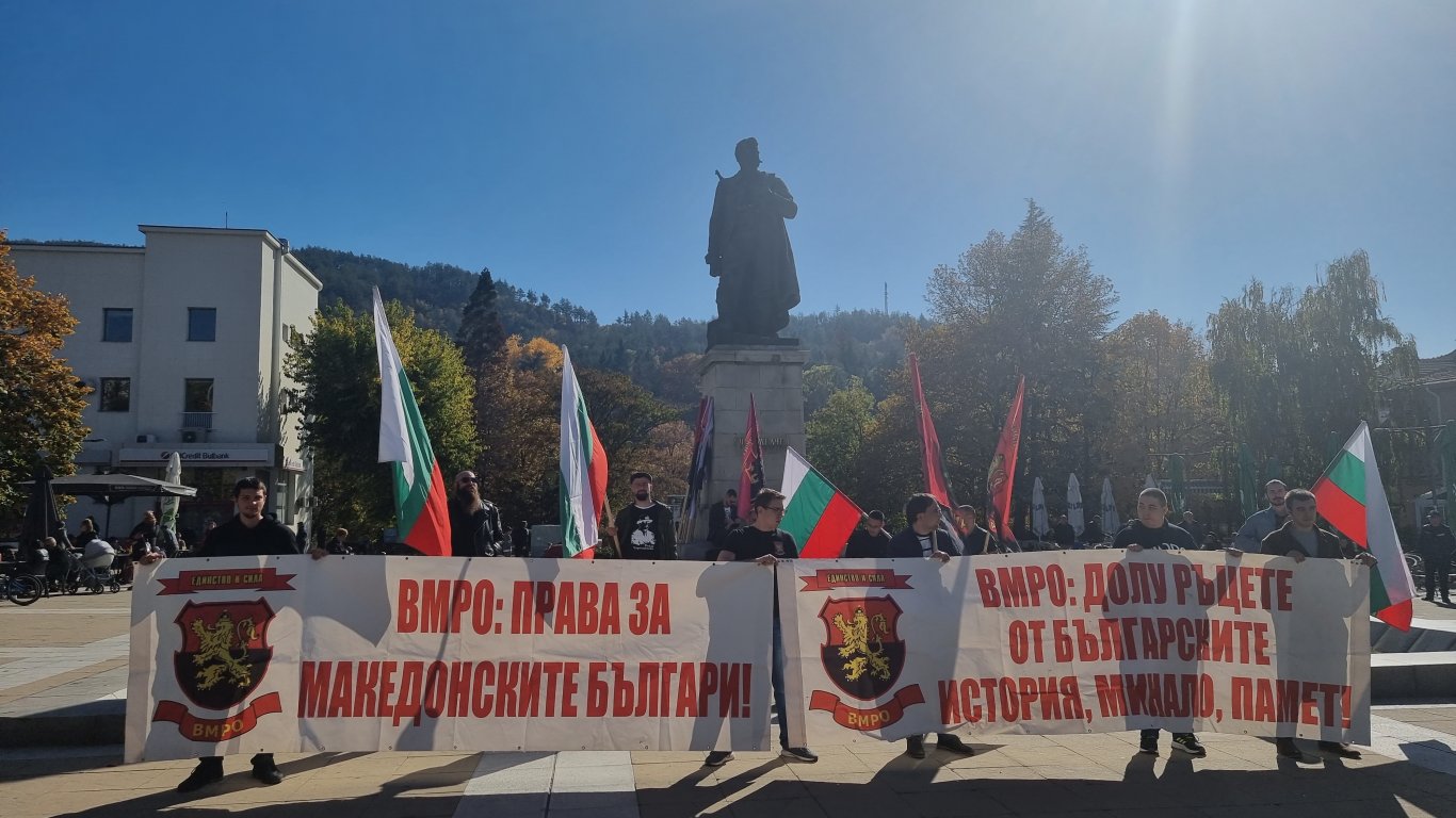Протест и полицейска блокада при откриването на македонския клуб в Благоевград (видео)