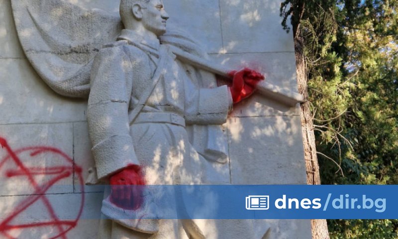 Паметникът на Съветската армия в Стара Загора осъмна изрисуван с