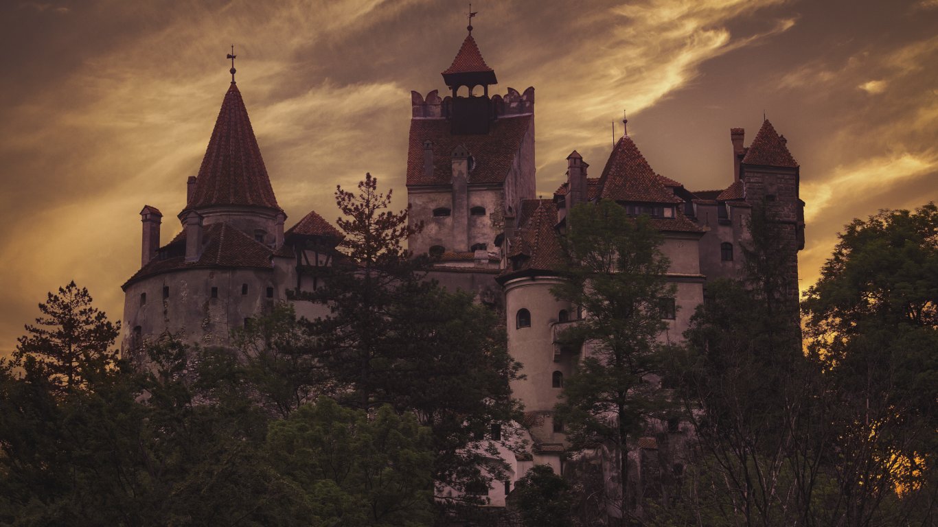 Илон Мъск наел замъка на Дракула за частно Хелоуин парти