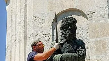 Вандали за пореден път поругаха паметника Майка България в центъра