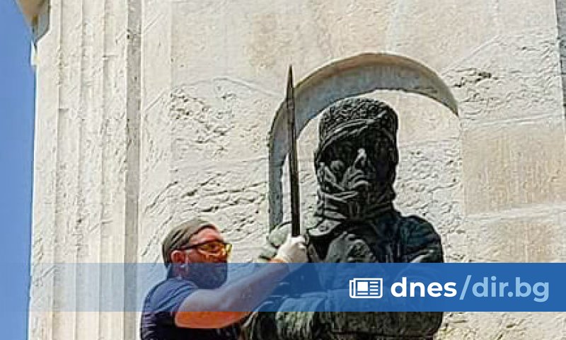 Вандали за пореден път поругаха паметника Майка България в центъра