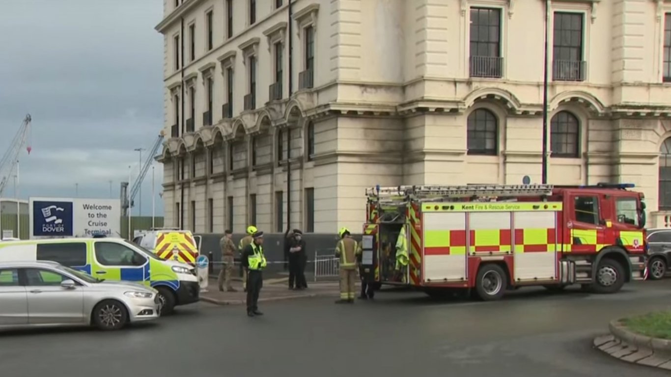 Мъж атакува с бензинови бомби миграционна служба във Великобритания, след което се самоуби (видео)