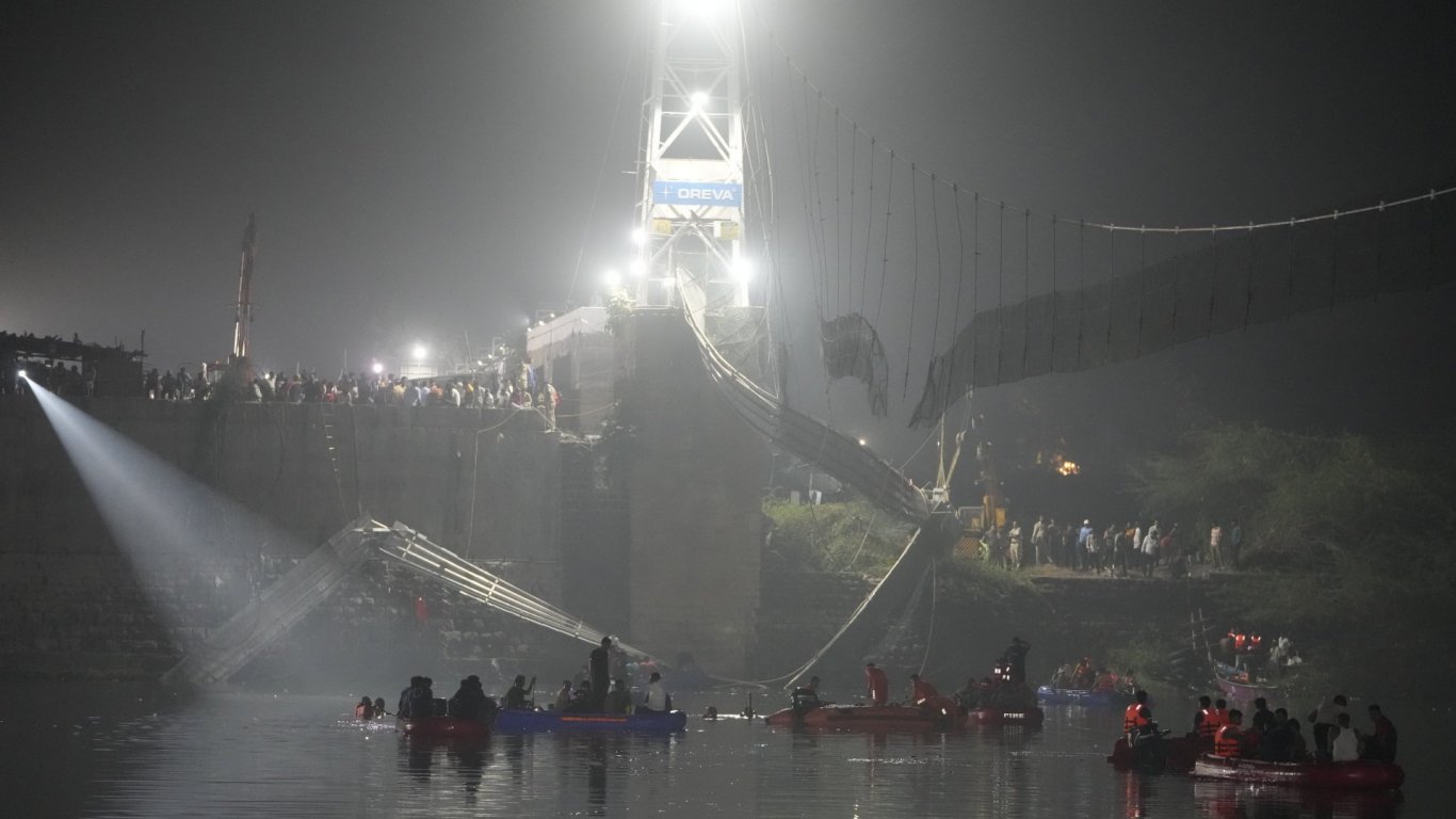 Жертвите на рухналия мост в Индия нараснаха на 132, има загинали деца (видео)