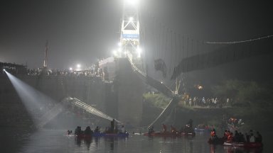 Най-малко 132 са загиналите при рухването на висящия мост в