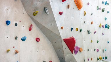 Дете падна от 6 метрова стена за катерене в развлекателен кът в