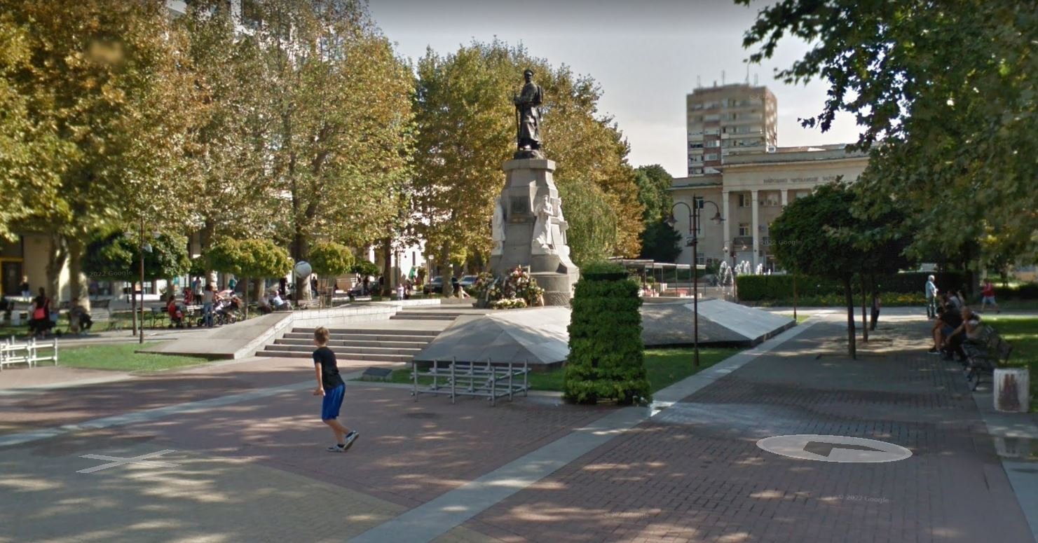 Един от символите на Хасково е Паметникът на незнайния воин на централния градски площад "Свобода". (Снимка: Google Maps)