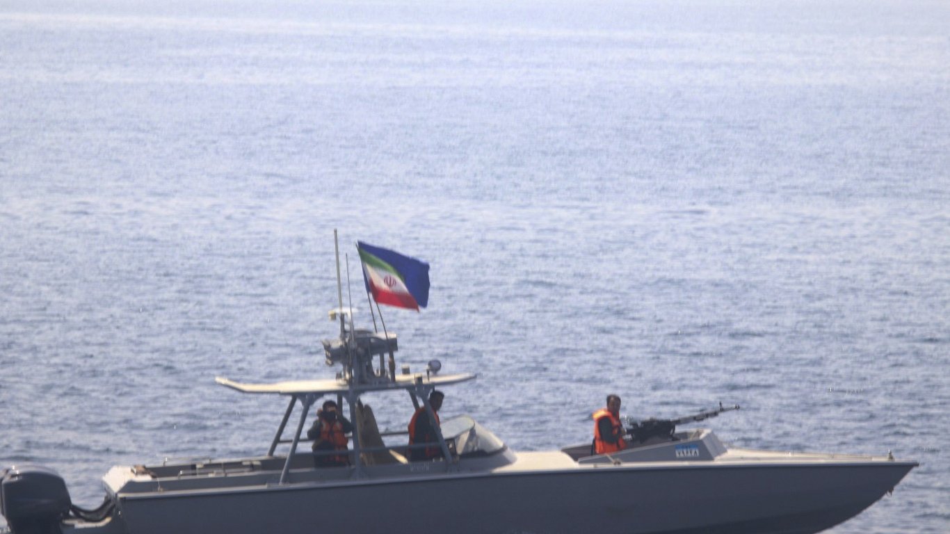 Иран задържа танкер с петрол в Персийския залив и твърди, че е контрабанда