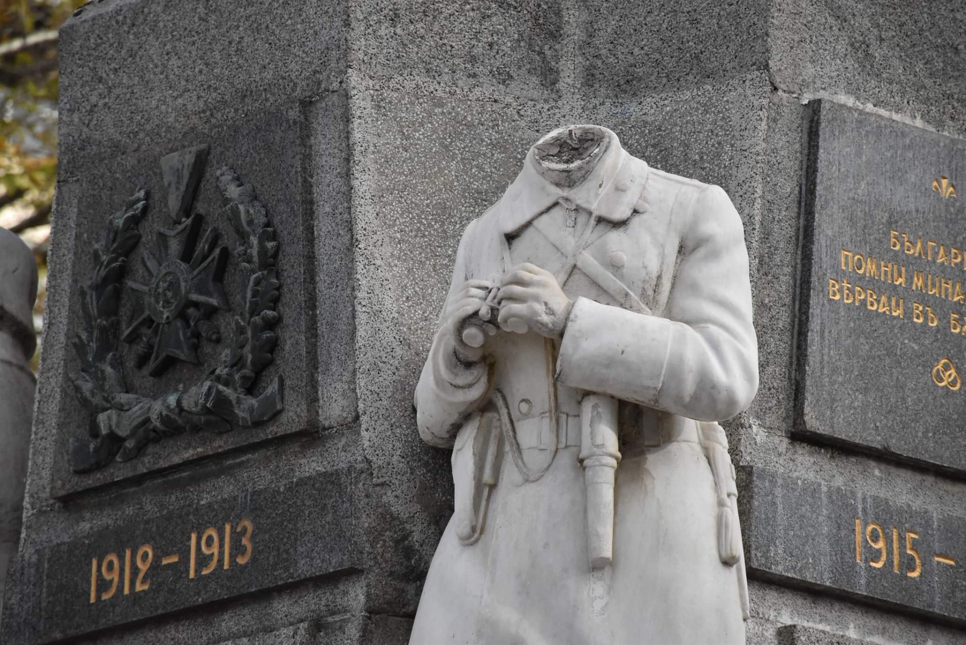 Тази фигура от Паметника на незнайния воин в Хасково осъмна без глава. (Снимки: БТА)
