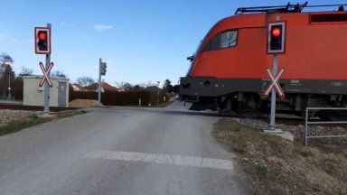Влак е блъснал автомобил с българска регистрация на жп прелез