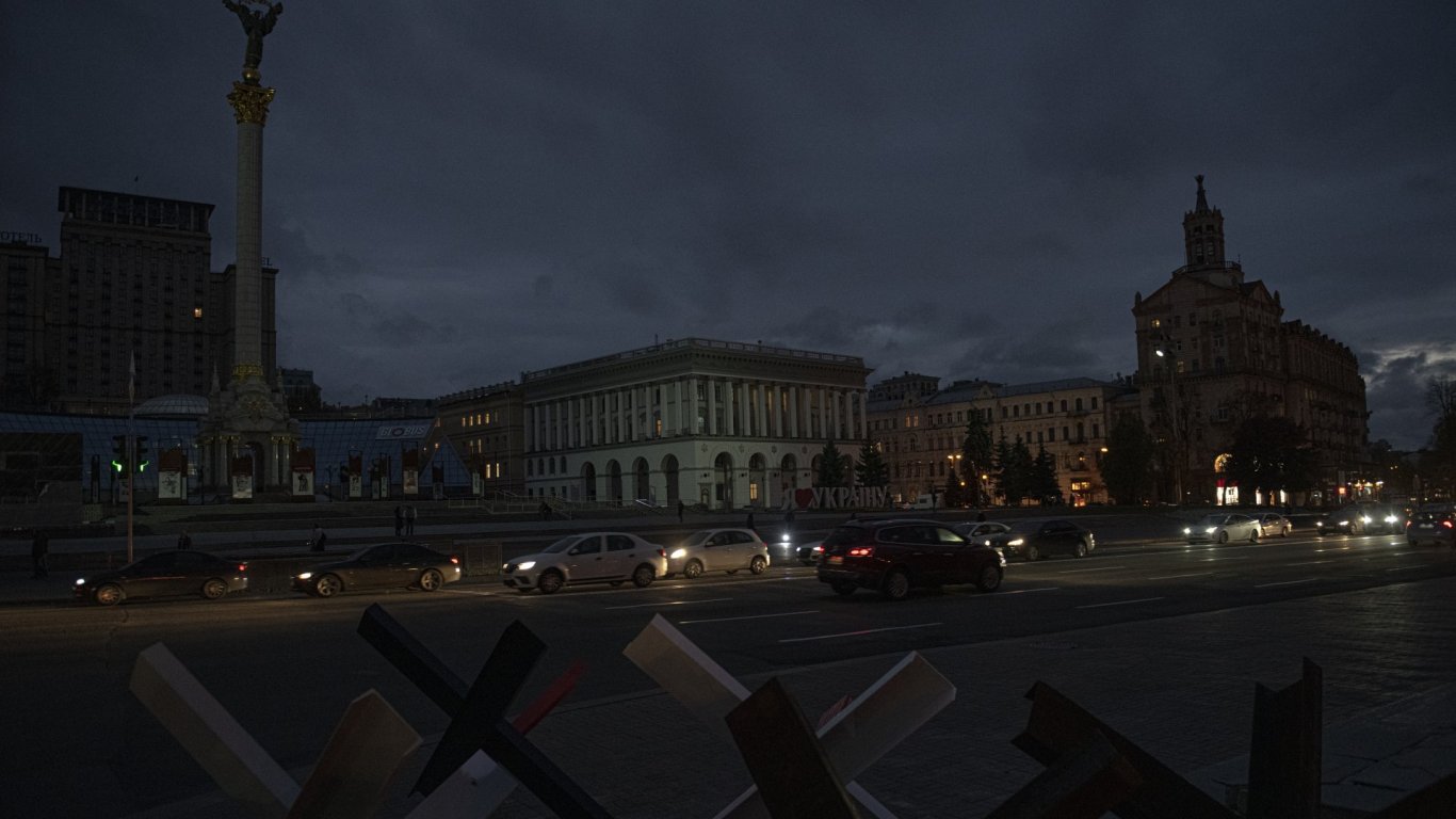 Започна извънредно спиране на електричеството в Киев 