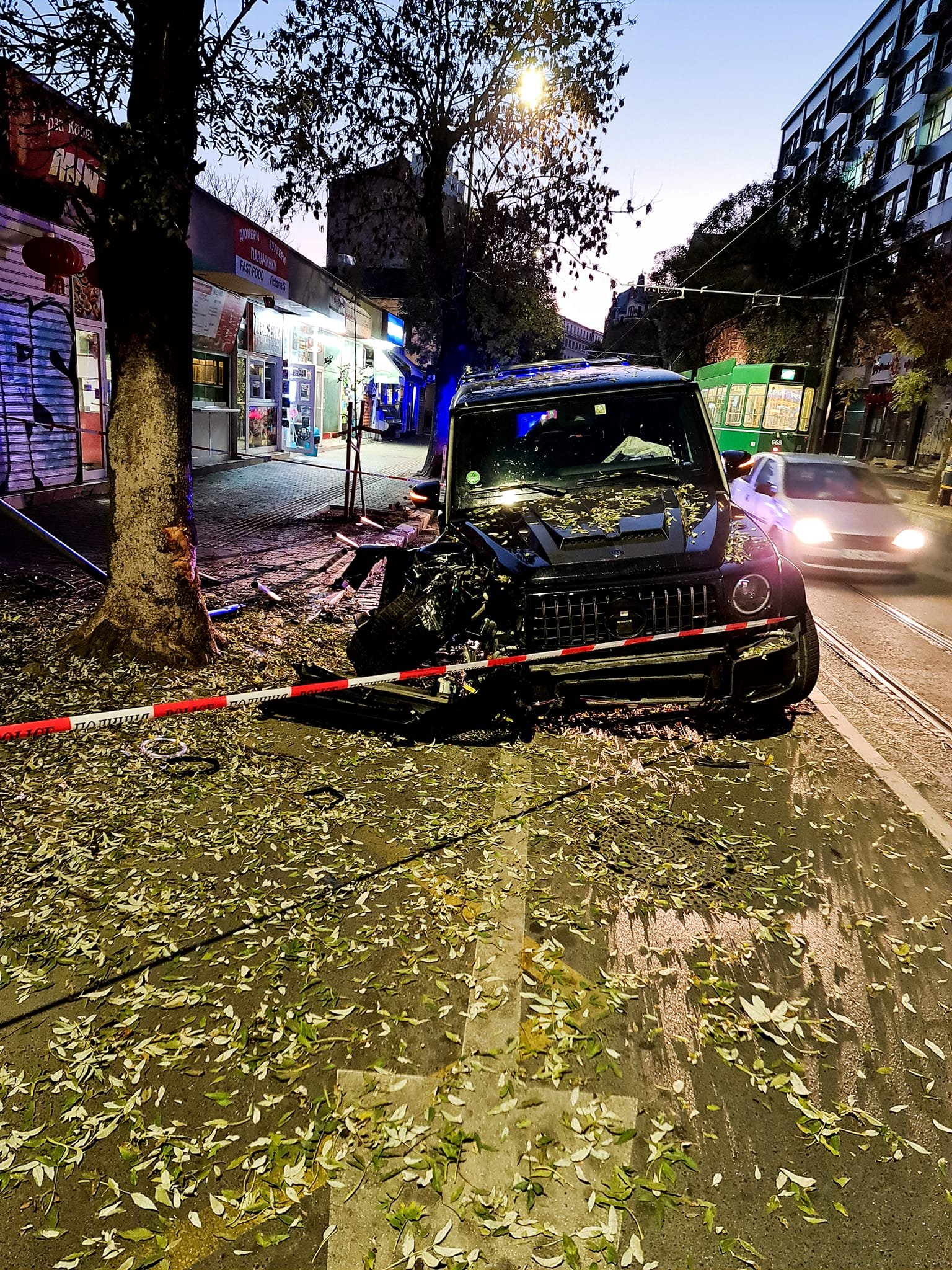 Този джип с германски номера катастрофира самостоятелно на софийската улица "Алабин". (Снимки: Фейсбук/ Катастрофи в София/ Slavcho Borisov)