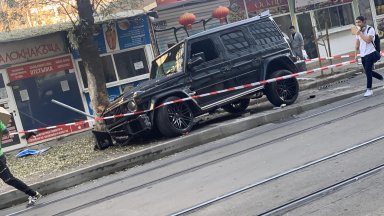 Mercedes G-класа катастрофира на ул. "Алабин" в София, шофьорът изостави джипа и избяга (снимки)