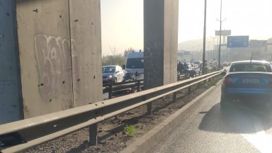 Моторист е пострадал тази сутрин на Софийски околовръстен път до