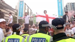 Англичанин скандализира с флаг, осмиващ смъртта на Марадона