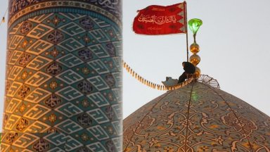 Иранските власти издигнаха Червеното знаме на възмездието над купола на