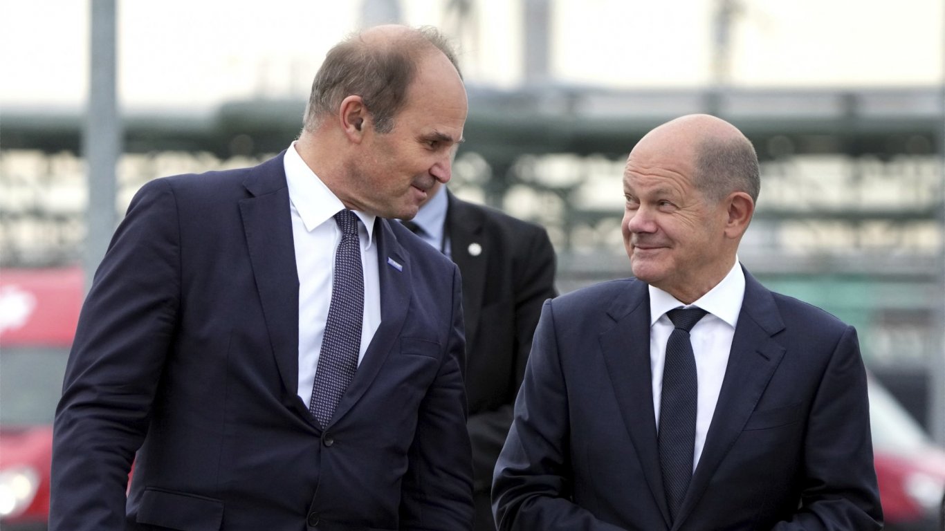Германският канцлер Олаф Шолц, вдясно, придружен от главния изпълнителен директор на BASF Мартин Брудермюлер по време на посещение в централата на компанията недалеч от Берлин. Сега Шолц ще води Брудермюлер в Пекин