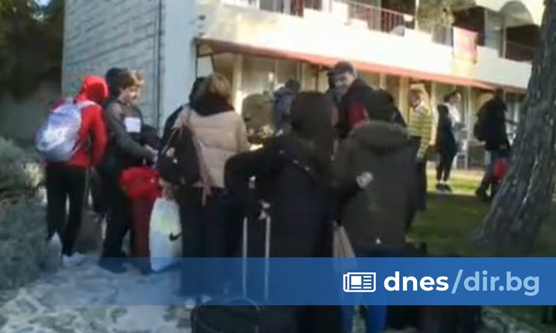 След повече от денонощие пътуване 15 деца от Украйна на
