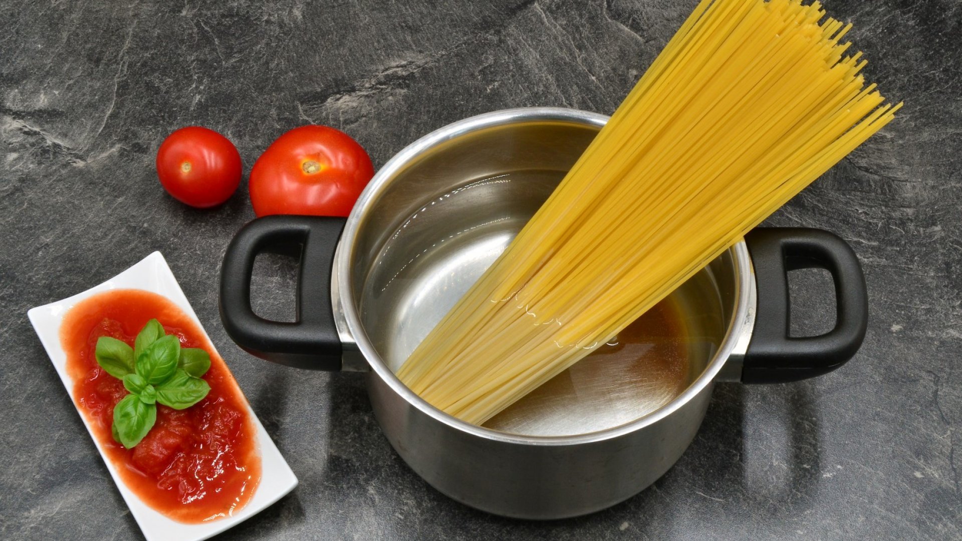 Варете спагетите само със сол