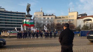 Възраждане протестира пред Народното събрание срещу предложението България да предостави