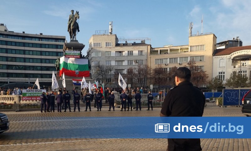 Възраждане протестира пред Народното събрание срещу предложението България да предостави