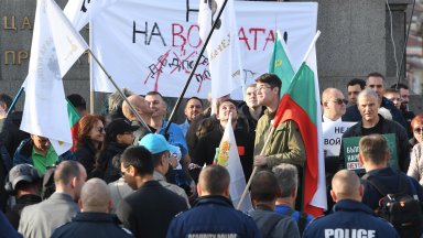 Възраждане протестира пред Народното събрание срещу предложението България да предостави