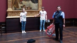 Държавните музеи в Берлин забраняват влизането с чанти заради действията на екоактивисти