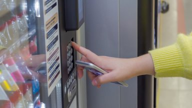 Деца свободно си купуват алкохол от вендинг машини в страната