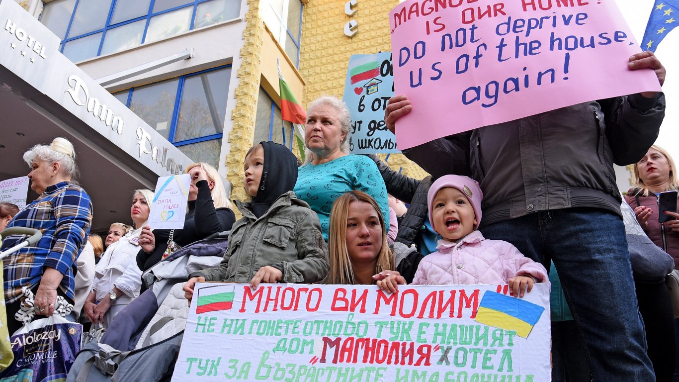 И украинците в "Златни пясъци" вдигнаха протест срещу местенето им в държавните бази