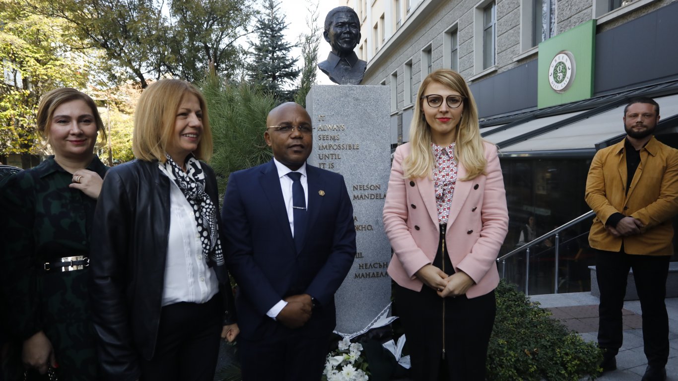 Откриха паметника на Нелсън Мандела в София (снимки)