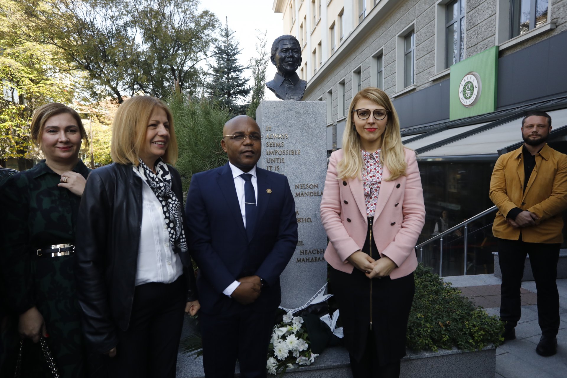 Йорданка Фандъкова, Табо Тахе и Велислава Петрова пред бюст-паметника на Нелсън Мандела