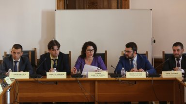 Депутати от парламентарната комисия по електронно управление и информационни технологии