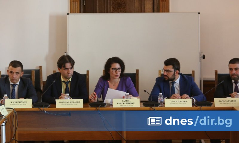 Депутати от парламентарната комисия по електронно управление и информационни технологии