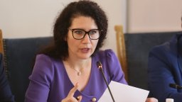 Калина Константинова отвърна на Иван Демерджиев: Обвиненията за бежанската криза са несъстоятелни