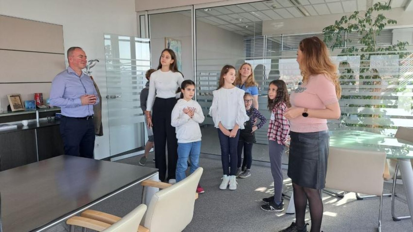 За поредна година „КонтурГлобал Марица Изток 3“ посрещна децата на своите служители в Деня на будителите
